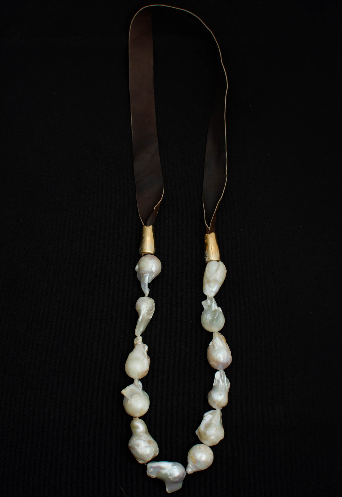 BAROQUE PEARL WITH LEATHER