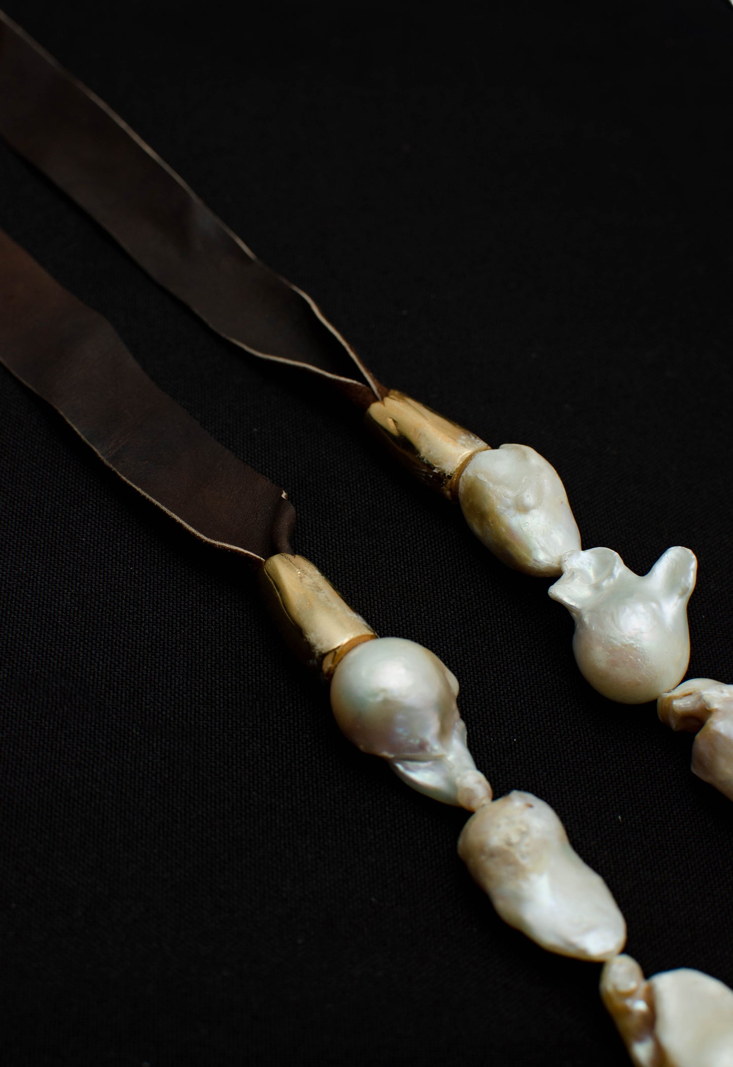 BAROQUE PEARL WITH LEATHER