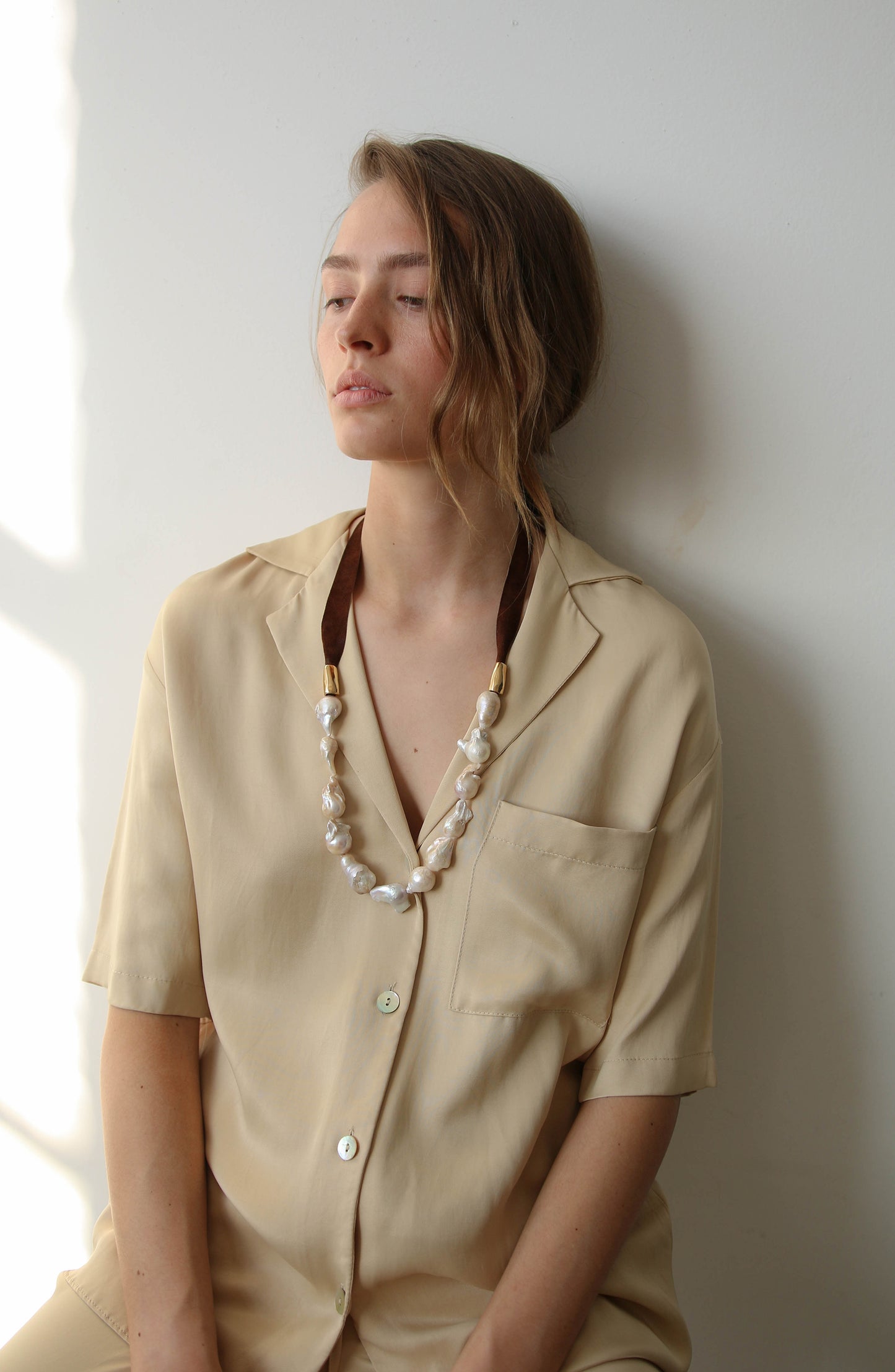 BAROQUE PEARL WITH LEATHER